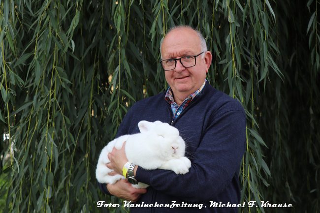 50. Neuseeländer-Club-Vergleichsschau 2024 in Stadtroda, Andreas Beckmann mit dem 98er-Siegerrammler der Weißen Neuseeländer